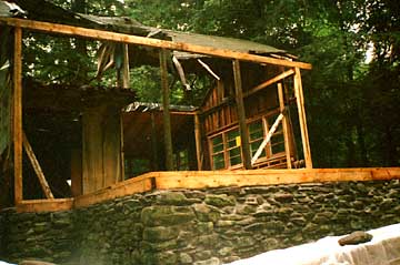 cabin2.jpg (27821 bytes)