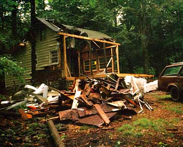cabin3.jpg (37067 bytes)